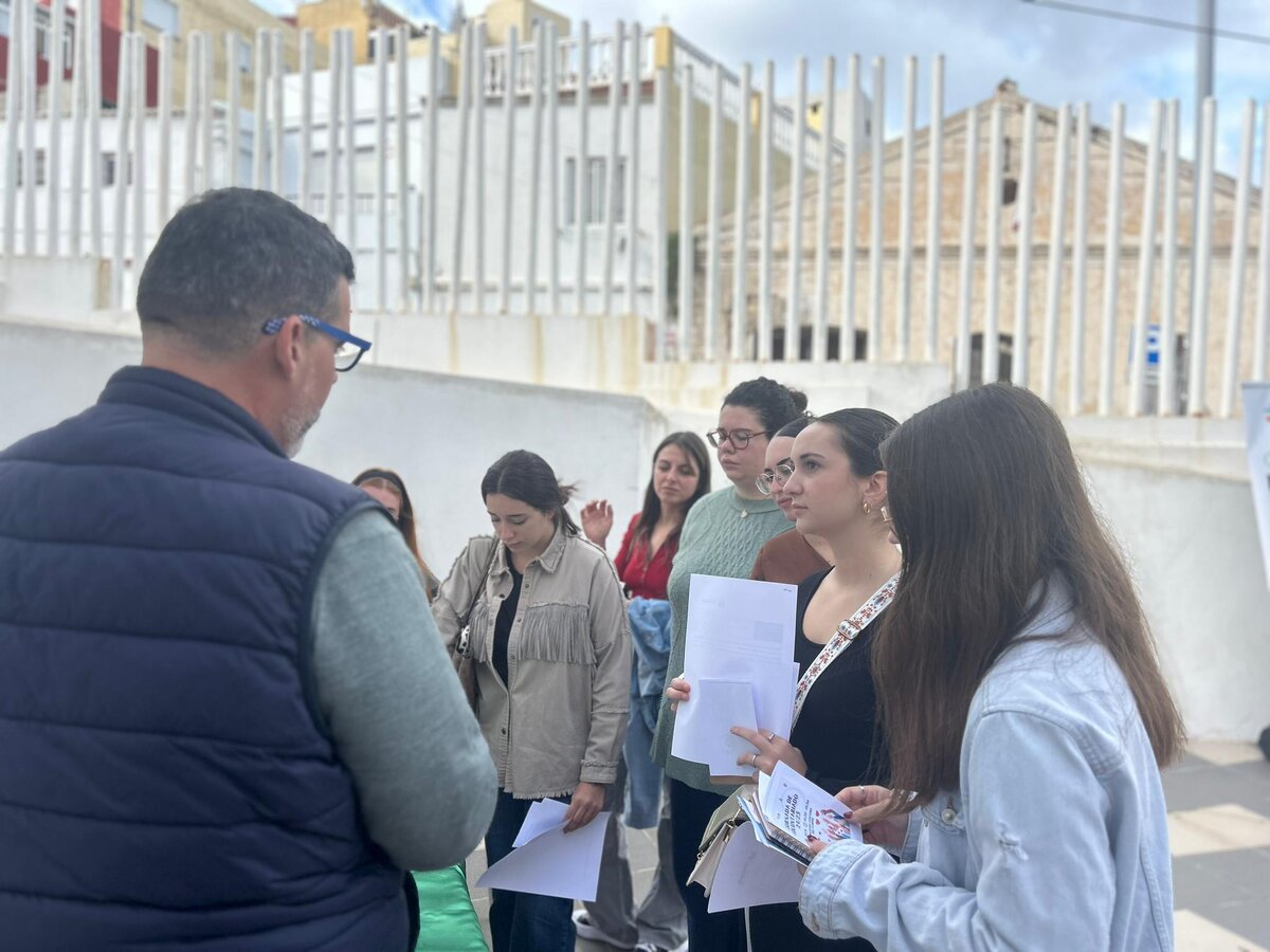 Fundación Gallardo informando a  voluntarios