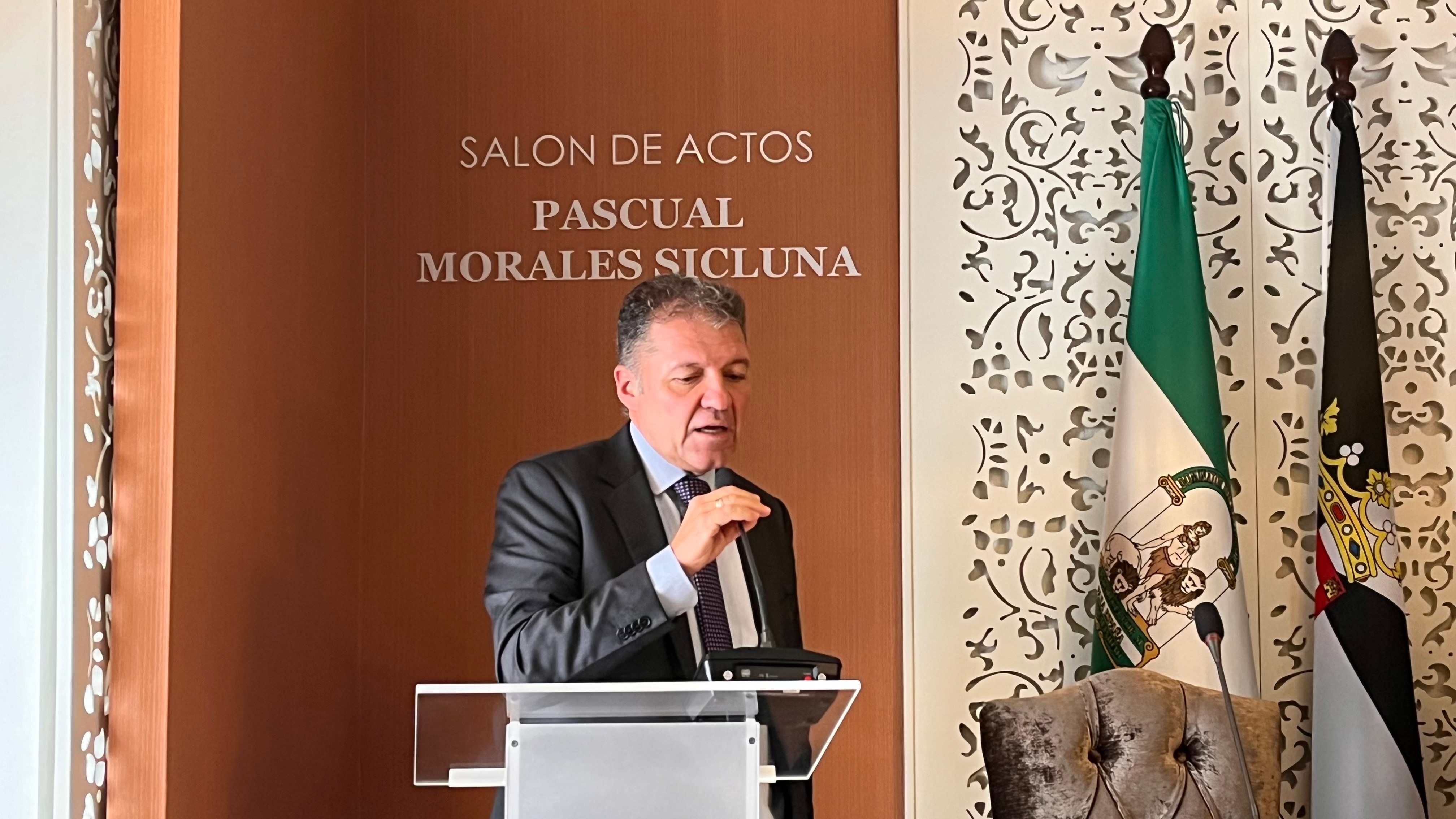 El presidente del COMCE, Enrique Roviralta, junto a Víctor Pedrera y Miguel Lázaro, secretario general y presidente respectivamente de la Confederación Estatal de Sindicatos Médicos (CESM); y el doctor Abdelghani El Amrani El Marini 2
