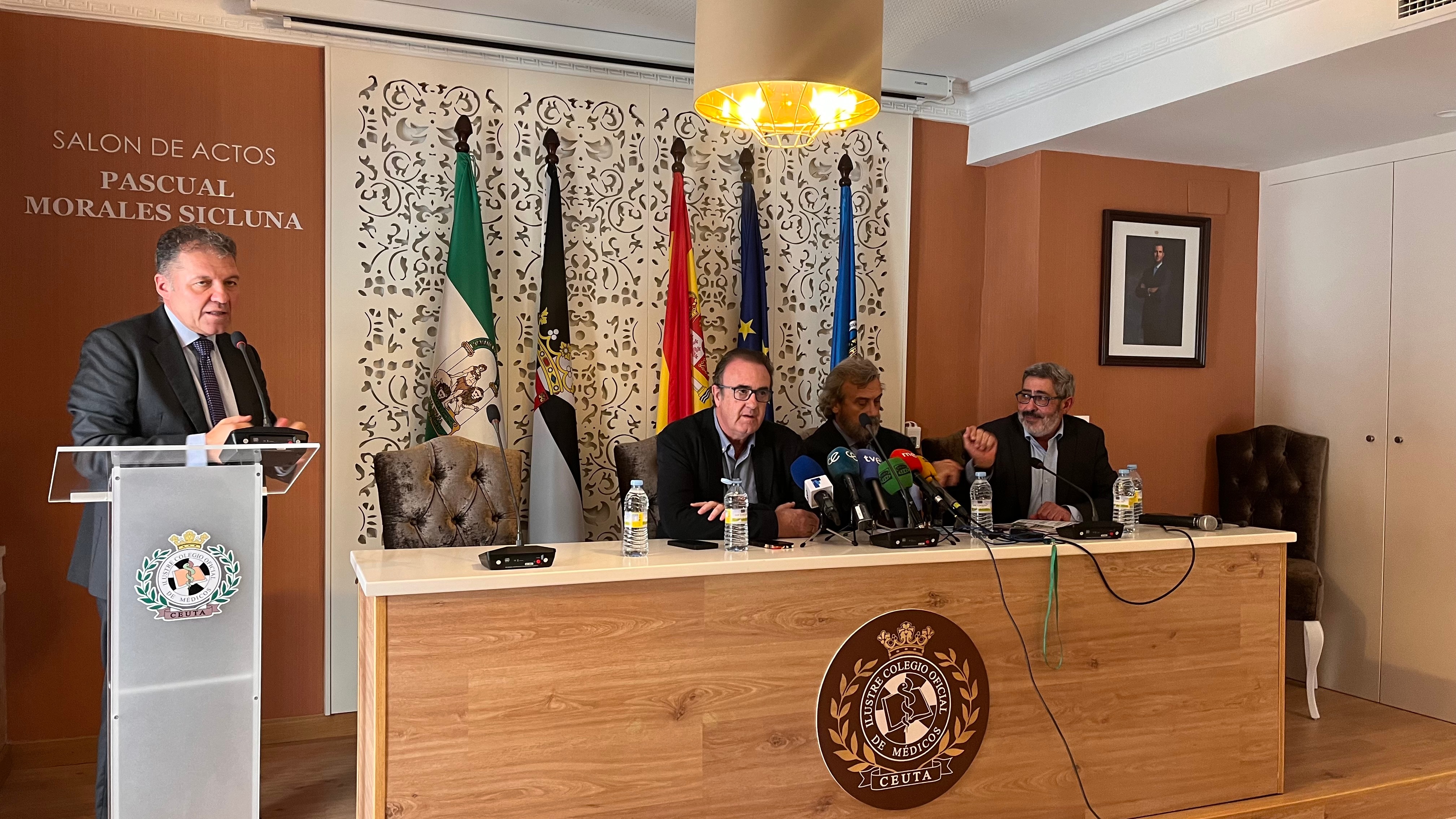 El presidente del COMCE, Enrique Roviralta, junto a Víctor Pedrera y Miguel Lázaro, secretario general y presidente respectivamente de la Confederación Estatal de Sindicatos Médicos (CESM); y el doctor Abdelghani El Amrani El Marini 3