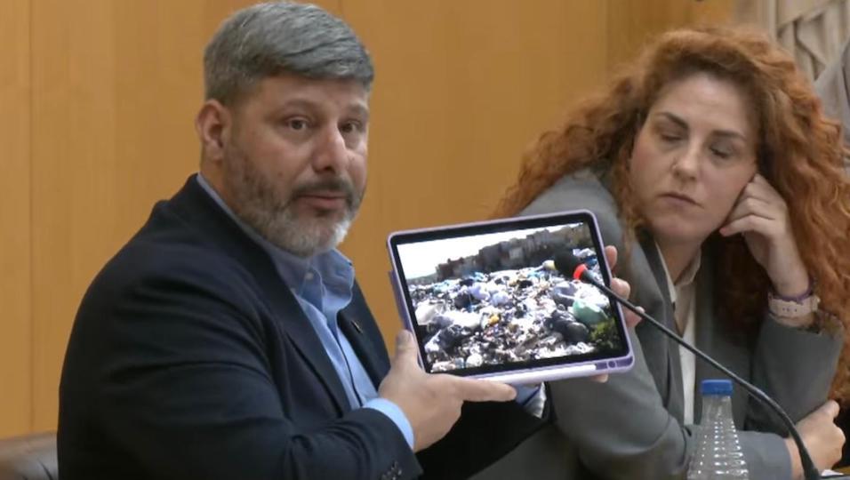 Mohamed Mustafa con una imagen del vertedero de Arcos Quebrados