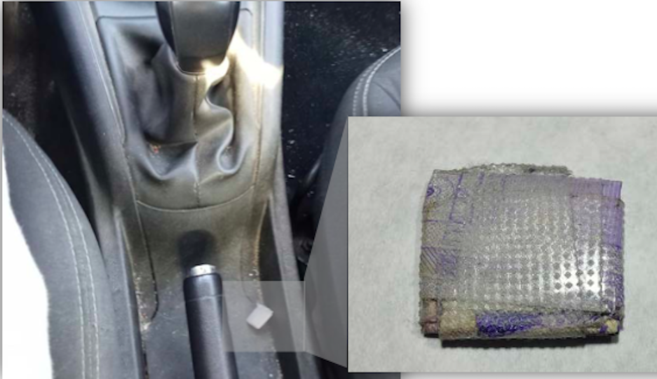 Billete de 20 Dirhams envuelto en plástico que el agente Calambre dejó en la palanca de cambios del coche del agente infiltrado Mástil.
