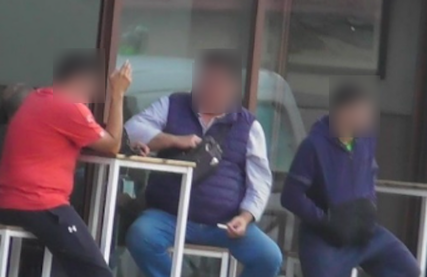 Seguros, Pila y una tercera persona en la terraza de un bar.