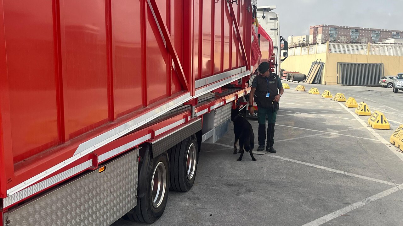 Un agente con un perro revisa uno de los camiones durante la 'Operación Feriante'.