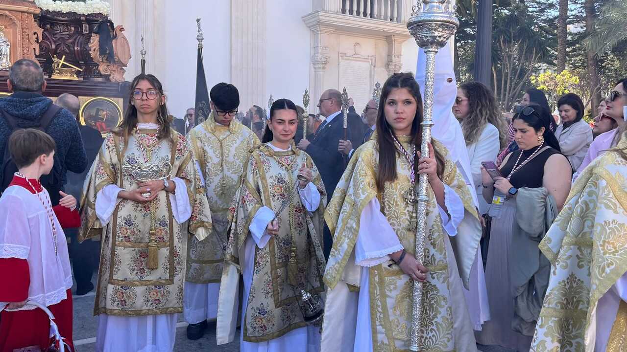 El Resucitado procesiona en el Domingo de Resurrección para poner el cierre a la Semana Santa (27)