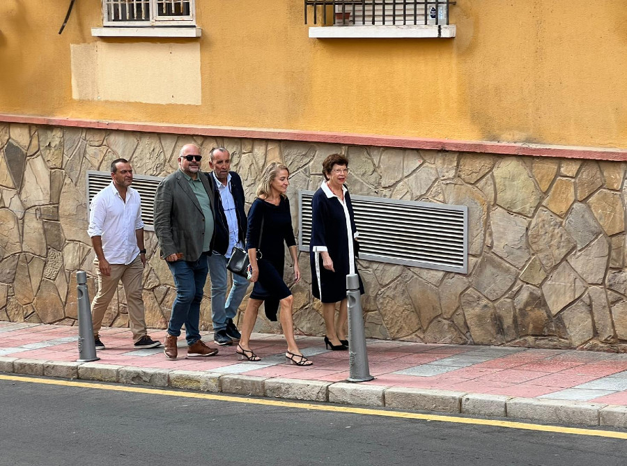 La delegad del Gobierno ha llegado acompañada por su equipo / Dani Hernández
