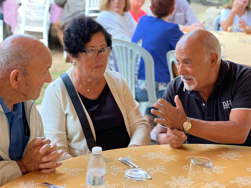 Tres mayores dialogan en la comida / Dani Hernández
