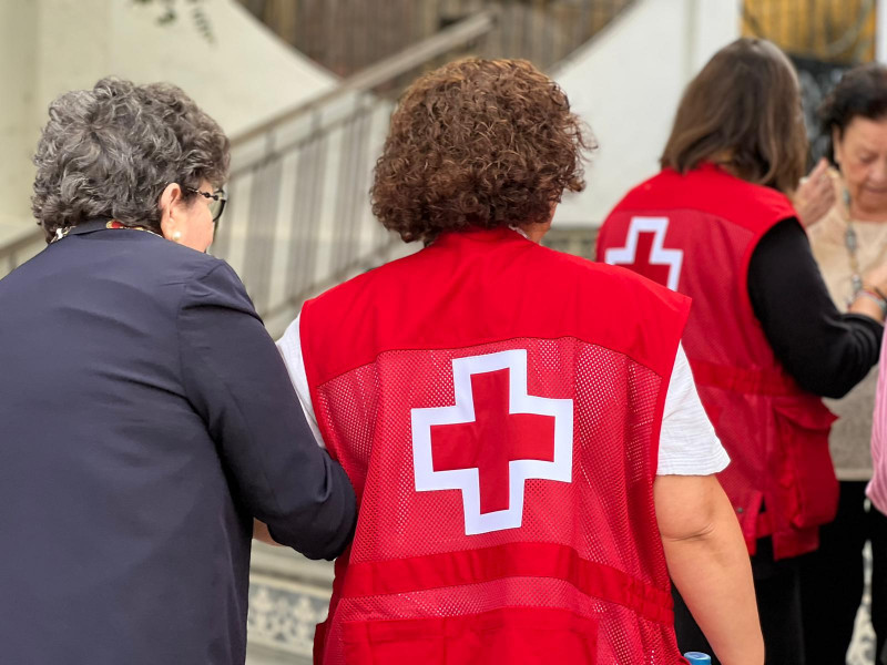 El personal de Cruz Roja ayuda a entrar a sus usuarios / Dani Hernández