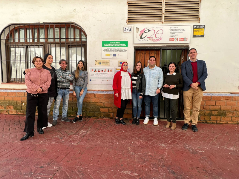 Usuarios, orientadores y el director del SEPE posan en las puertas de la Academia ECOS / Dani Hernández