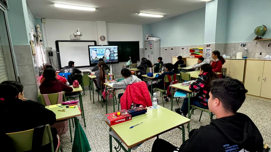 Alumnos del Colegio Príncipe Felipe durante la videoconferencia con la Antártida