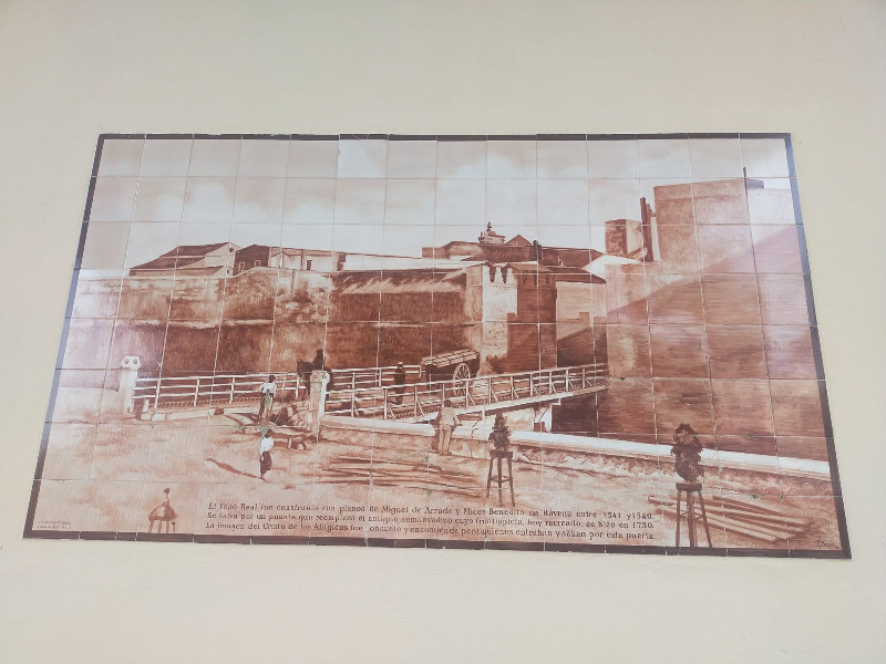 Mosaico, en el Puente del Cristo, que recrea su construcción por parte de Benedetto de Rávena y Miguel de Arruda/ Juanjo Coronado