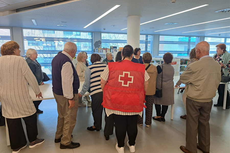Los mayores del Centro de Ocio de Cruz Roja, en la Biblioteca
