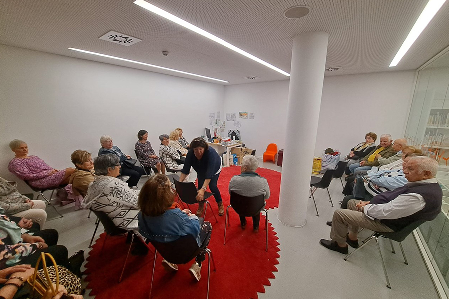 Los mayores del Centro de Ocio de Cruz Roja, en la Biblioteca