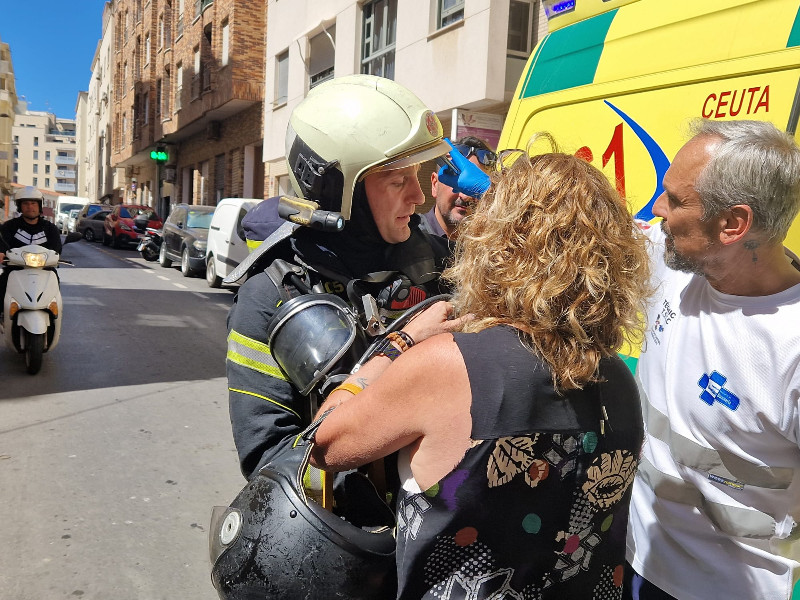 Un miembro de Bomberos rescata a un gato del lugar de los hechos/ Laura Ortiz