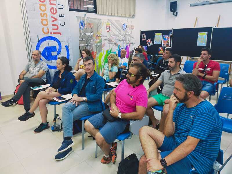 Los alumnos escuchan atentamente a Yeray Delgado / Juanjo Coronado