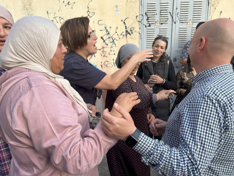 Gutiérrez dialoga con los vecinos de la barriada/ Foto: PSOE