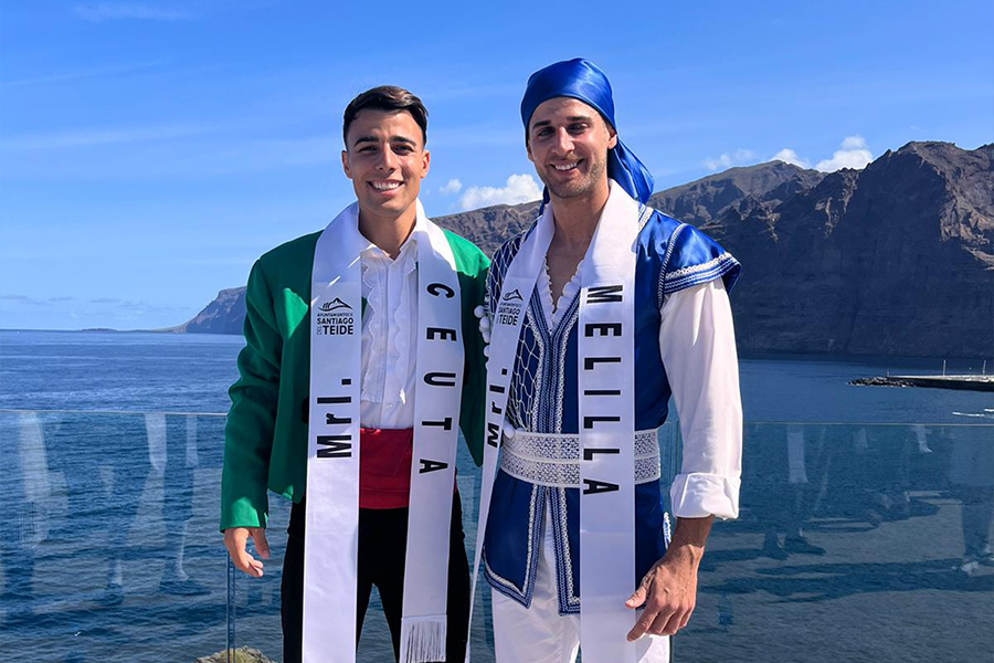 Iván Breñé con el traje regional junto a su compañero de Melilla