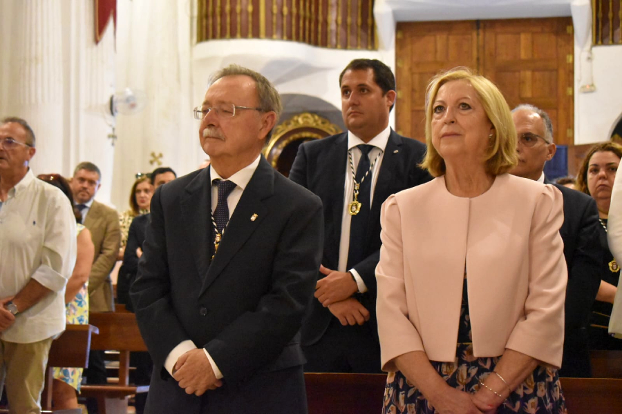 Vivas, junto a su esposa, Dolores Puya, en un  momento del acto/ Rafa Báez