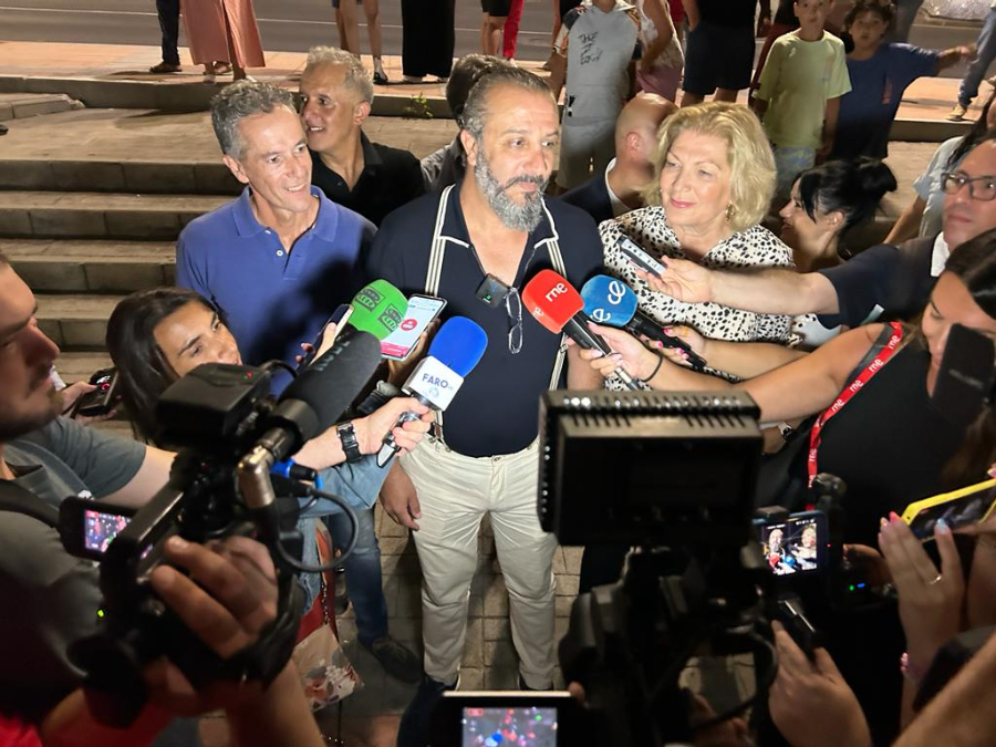 Los candidatos atendiendo a los medios