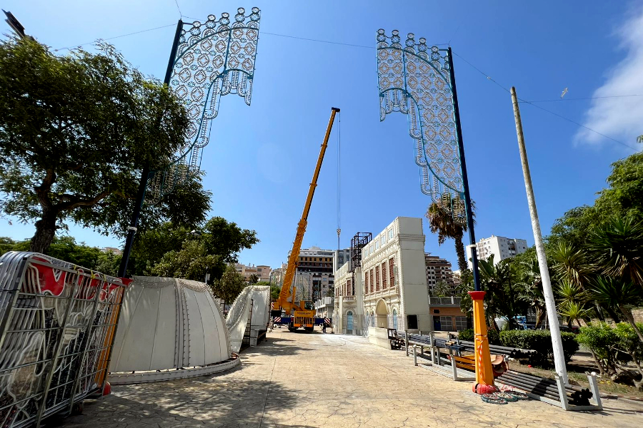 Montaje de los arcos de luz de la Feria