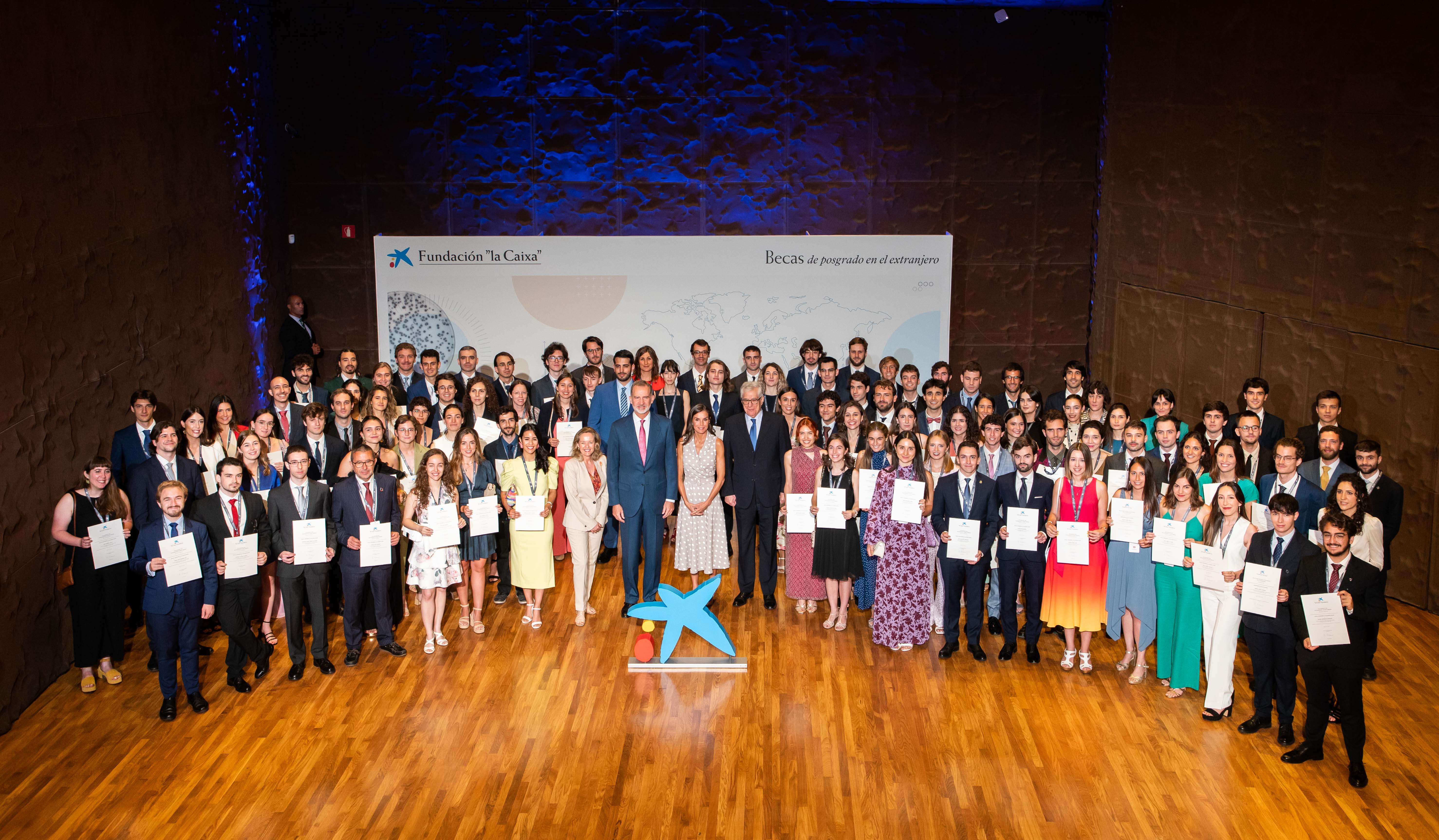 SSMM los Reyes han entregado las becas de posgrado en el extranjero de la Fundación la Caixa