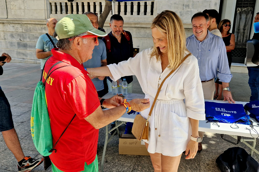 La candidata al Senado, Cristina Díaz, charla con uno de los ciudadanos que se ha acercado hasta el stand del PP / Laura Ortiz