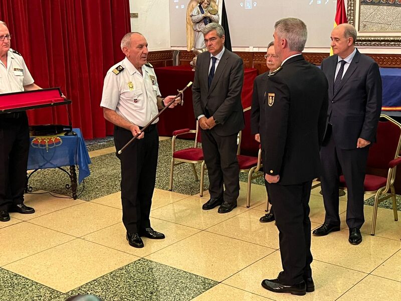 Momento de la entrega del bastón de mando/ Daniel Hernández