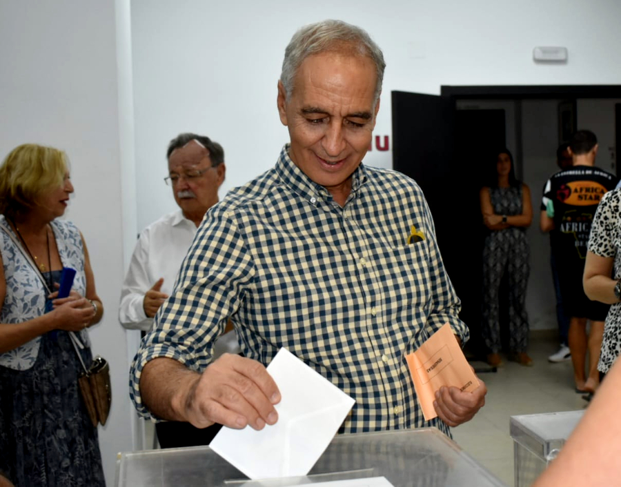 Abdelhakim Abdeselam, candidato al Senado, ejerciendo su derecho a voto en la Casa de la Juventud
