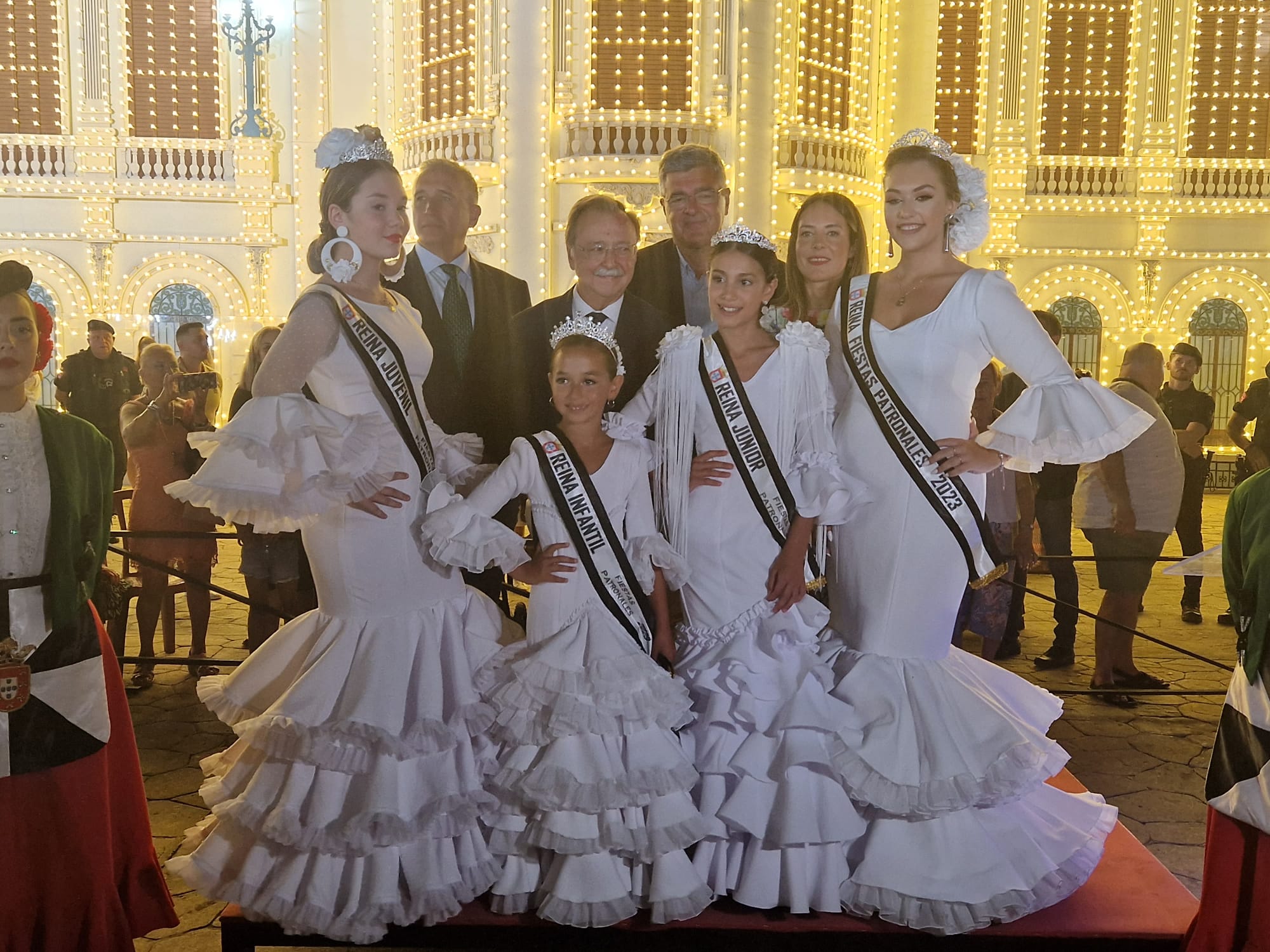 Las principales autoridades y las Reinas de las Fiestas, tras el encendido/ Rafa Báez