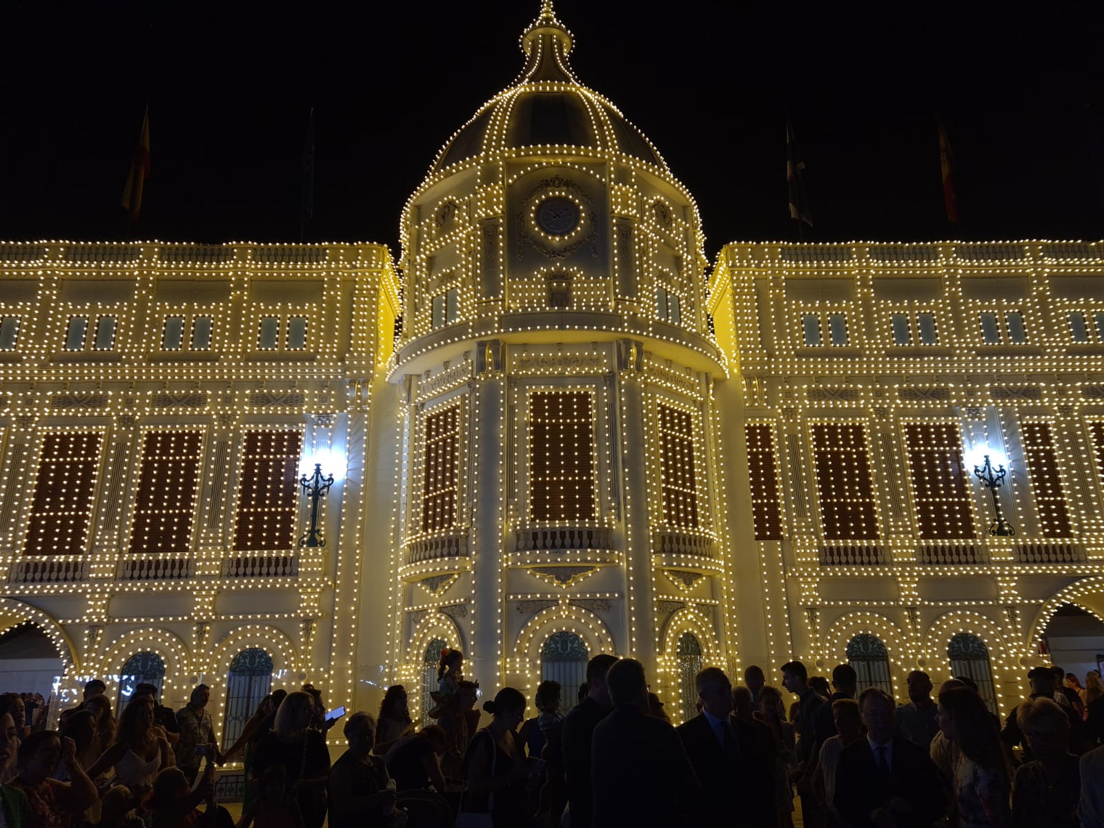 El pórtico de la Feria, iluminado/ Rafa Báez