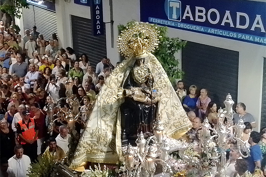 Procesión de la Virgen por la Calle Jaudenes / César Martín