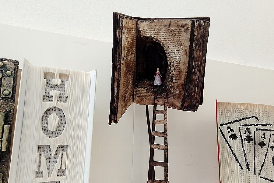 Libros "reciclados" en arte / César Martín