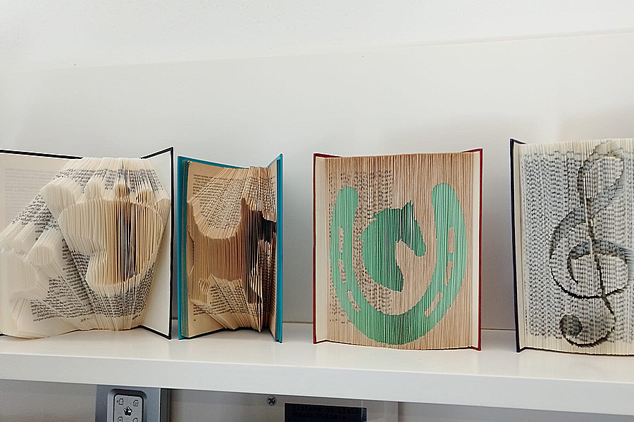Libros "reciclados" en arte / César Martín
