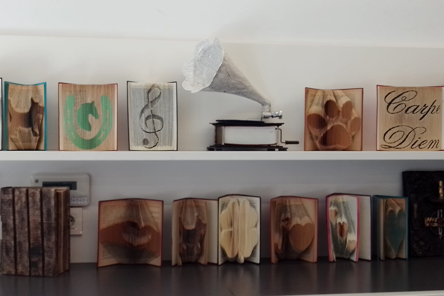 Libros "reciclados" en arte / César Martín