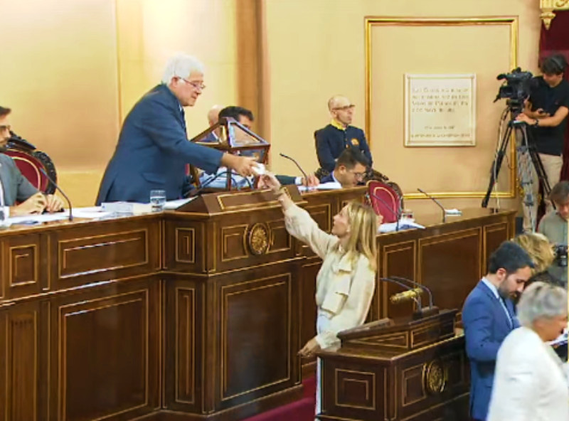 La senadora por Ceuta, Cristina Díaz, en el momento de depositar su voto