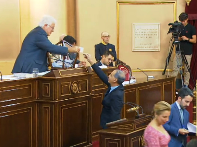 Abdelhakim Abdeselam entrega su voto al presidente de la Mesa de Edad