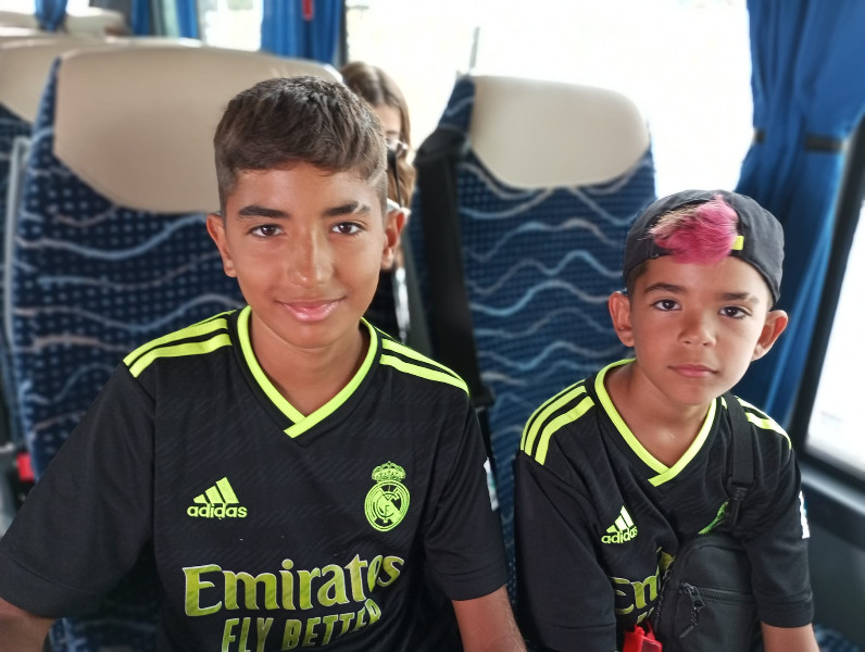 Dos jóvenes madridistas, en el autobus/ Juanjo Coronado