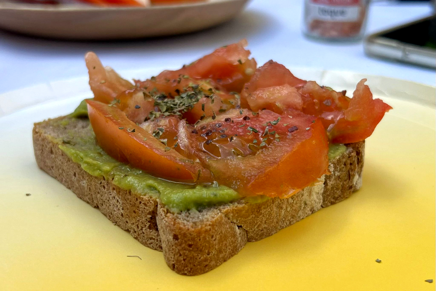 Desayuno saludable con los frutos del huerto ecosocial de Cruz Roja