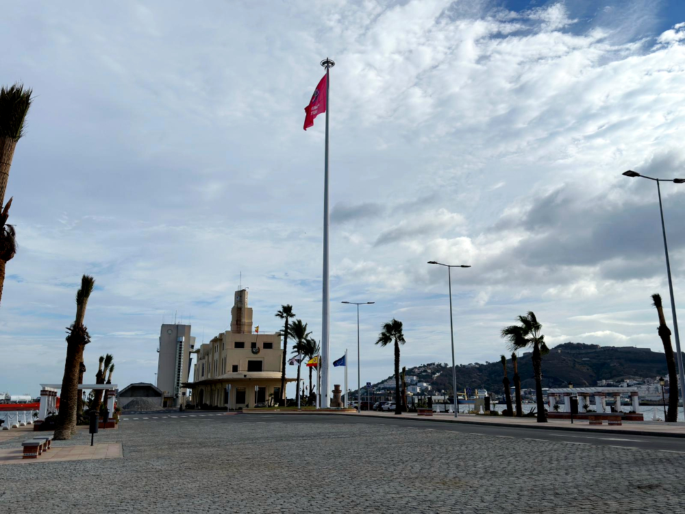 La bandera de ACMUMA ondea en el Puerto de Ceuta. Foto: Mohamed Ettouileb