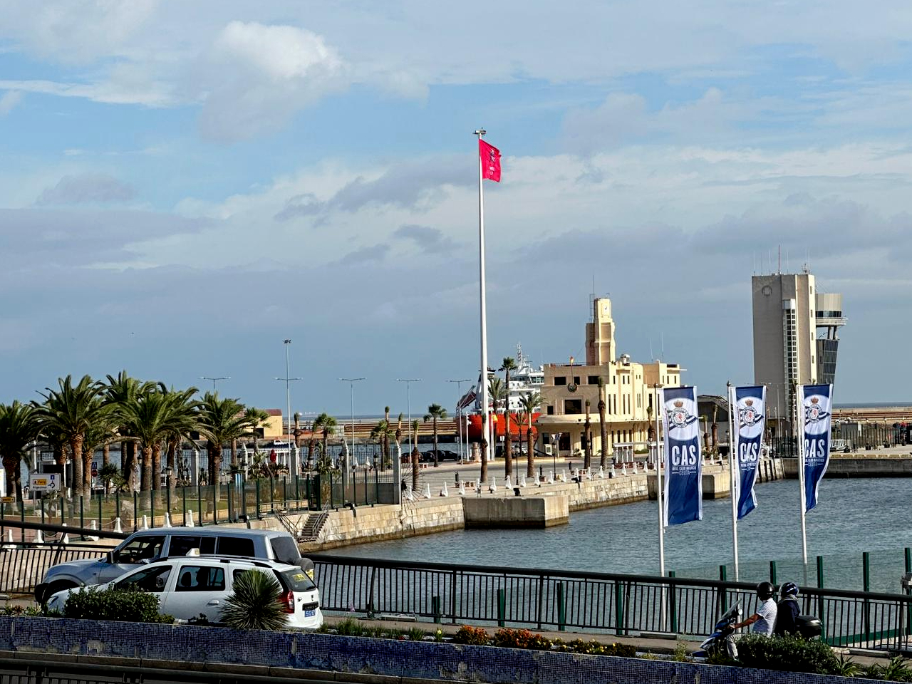 La bandera de ACMUMA ondea en el Puerto de Ceuta