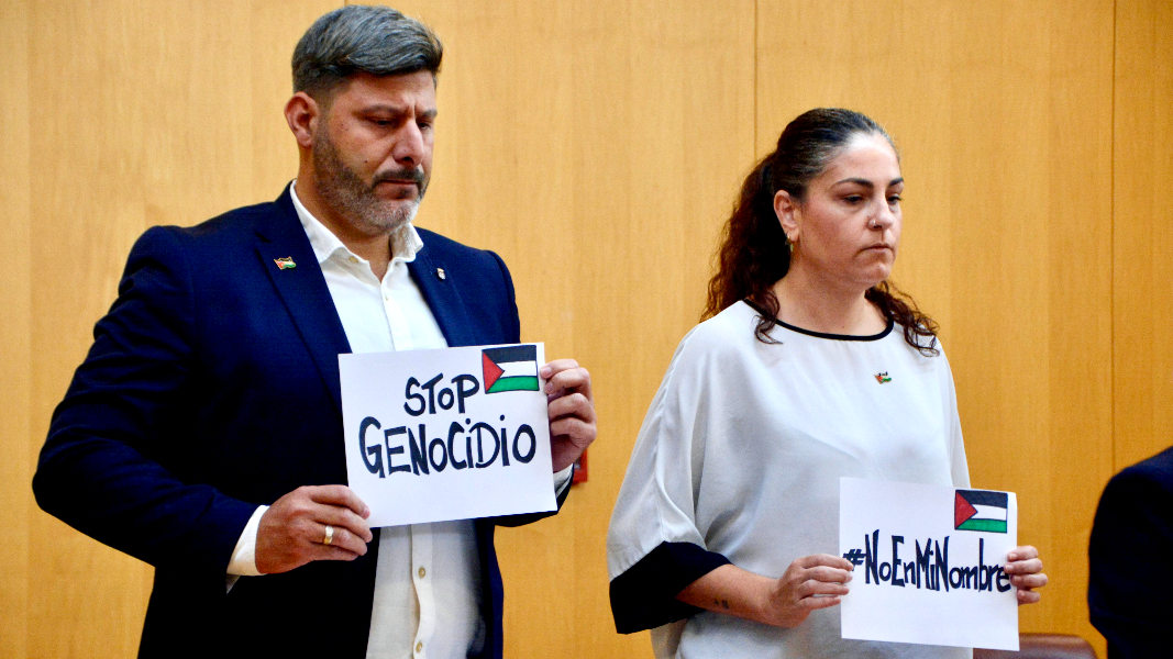 Mohamed Mustafa y Julia Ferreras, durante un minuto de silencio en la Asamblea / Alejandro Castillo
