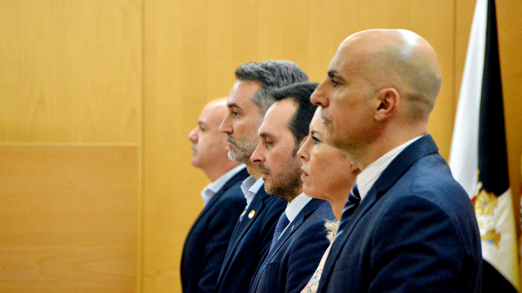 Diputados del PSOE y VOX, durante un minuto de silencio / Alejandro Castillo