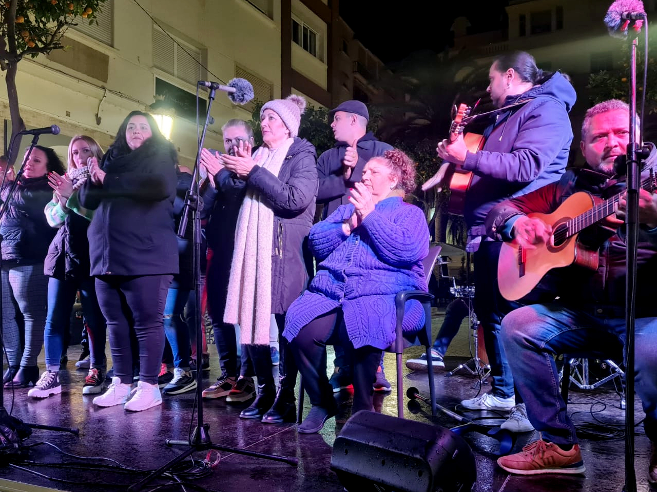 La 'Polvoroná' inunda el Revellín de espíritu navideño pese a la lluvia (2)
