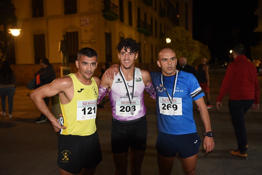 Varios corredores posan orgullosos con sus trofeos