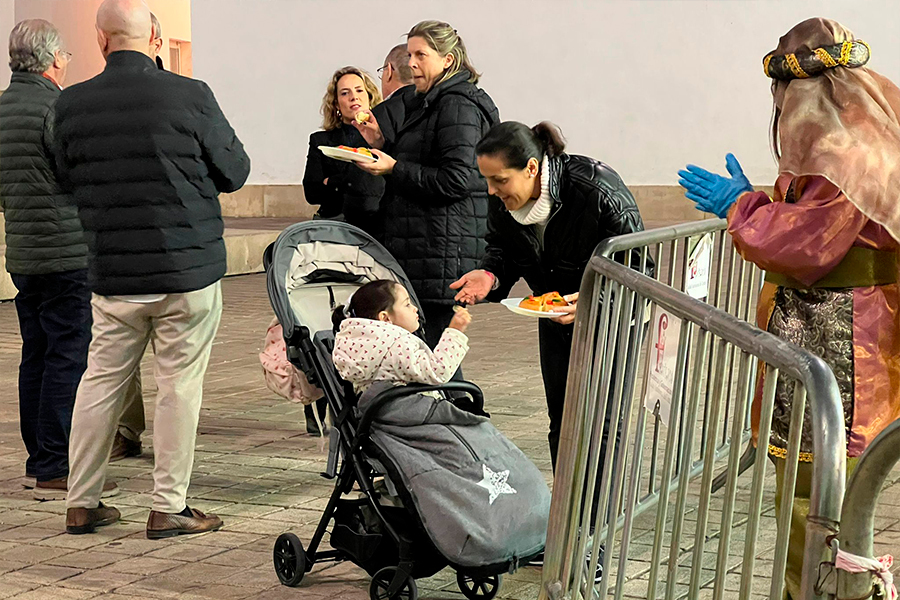 Roscón Solidario en el la Plaza Nelson Mandela / Daniel Hernández