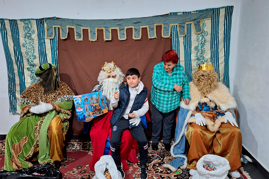 Visita de los Reyes a la barriada 'El Mixto'