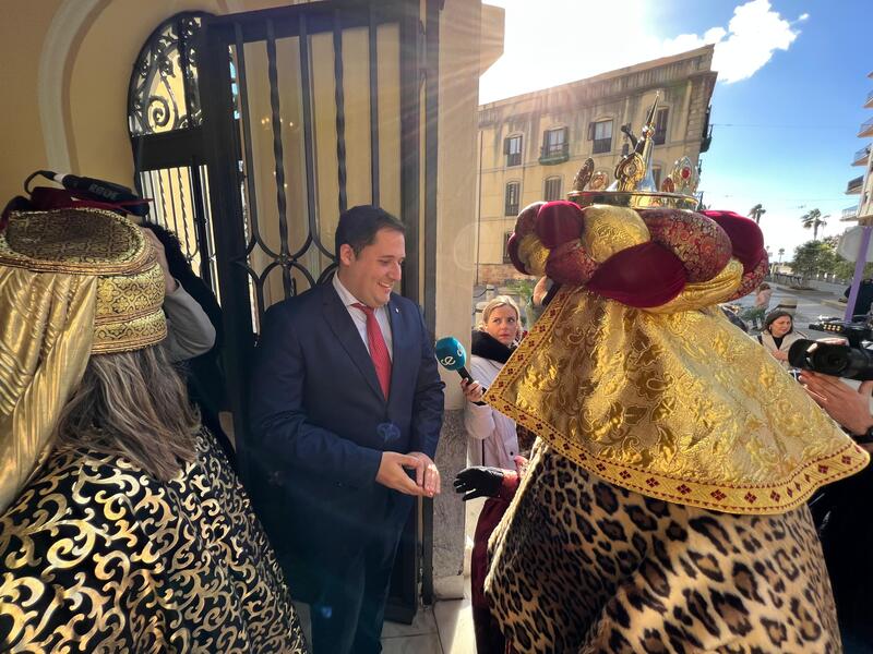 Alejandro Ramírez, presidente accidental de la Ciudad, saluda a uno de los Reyes Magos/ Dani Hernández