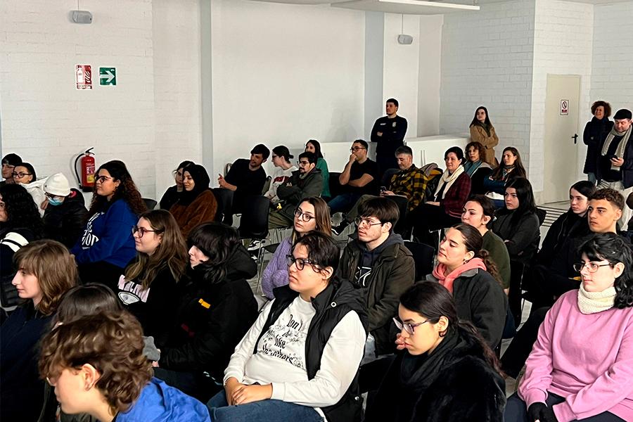 Jesús Zurita Ruiz, pintor y muralista, comparte su experiencia con jóvenes artistas / Daniel Hernández