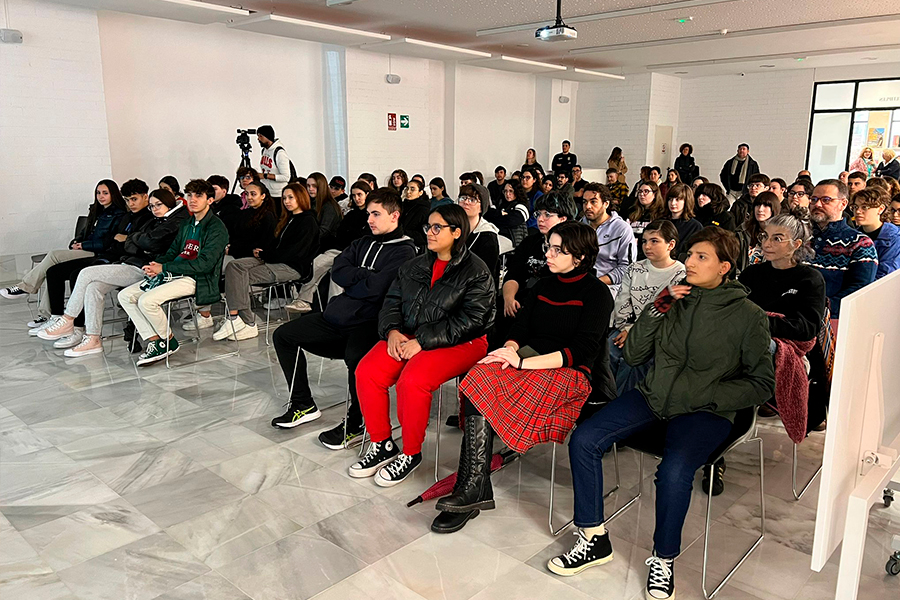Jesús Zurita Ruiz, pintor y muralista, comparte su experiencia con jóvenes artistas / Daniel Hernández