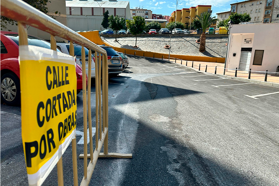 Zona de aparcamientos bloqueada en San Daniel / Mohamed Ettouileb