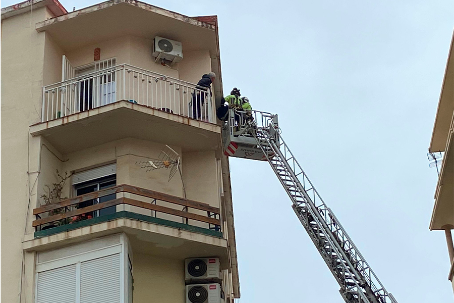 Los bomberos retiran elementos de la fachada en la Plaza Azcárate / Rafa Báez